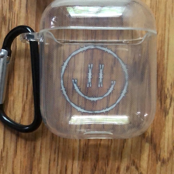 [SOLD] Smiley Face AirPods Case NWOT - Picture 2 of 2